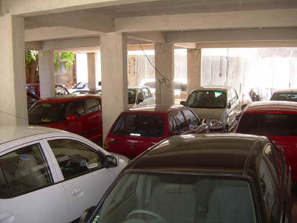 Parking01.JPG (26937 bytes)