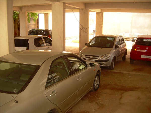 Parking03.JPG (25319 bytes)